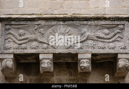 L'art des premiers chrétiens de l'Espagne. La Catalogne. Girona. Collégiale de Saint Félix. Réplique du sarcophage qui est tenu à l'intérieur de l'église. Il a appartenu à la famille Sitjar. À l'extérieur. Mur de la nef sud. À l'avant, il y a deux anges tenant un cercle avec un soleil et de l'Agnus Dei à l'intérieur. Banque D'Images