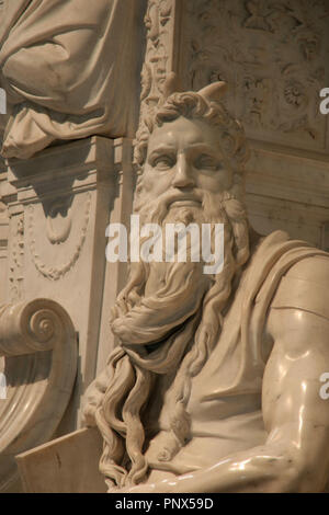 Moïse. En sculpture par Michelangelo Buonarroti (1513-1515). Tombeau du pape Jules II. Eglise de Saint Pietro in Vincoli. Rome. L'Italie. Banque D'Images