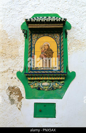 Antoine de Padoue, également connu sous le nom de Antoine de Lisbonne (1195 ð 1231). Était un prêtre catholique portugaise et frère de l'Ordre Franciscain. Panneau en céramique. Façade d'une maison de la rue Sainte Catherine. Zafra. L'Estrémadure. L'Espagne. Banque D'Images