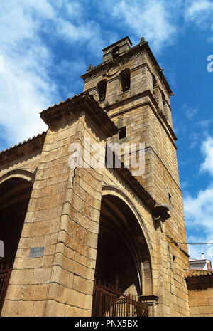 L'Espagne. Castille et Leon. Lerma. Tower et gothique atrium de l'église de l'Assomption (12ème siècle). Entre après sa 16e et 18e siècles. Banque D'Images