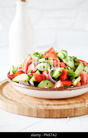 Salade rafraîchissante faite maison avec des tomates et concombres Banque D'Images