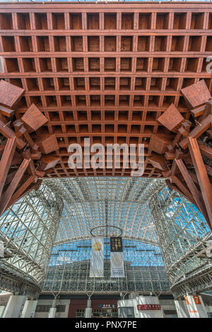 Tsuzumimon ou TSUZUMI-mon Drum Gate et Motenashi (bienvenue) Dome à l'entrée est de la gare JR Kanazawa. Kanazawa, préfecture d'Ishikawa, Japon Banque D'Images