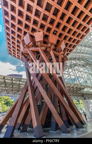 Tsuzumimon ou TSUZUMI-mon Drum Gate et Motenashi (bienvenue) Dome à l'entrée est de la gare JR Kanazawa. Kanazawa, préfecture d'Ishikawa, Japon Banque D'Images