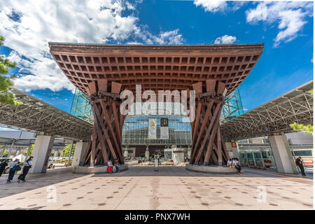 Tsuzumimon ou TSUZUMI-mon Drum Gate et Motenashi (bienvenue) Dome à l'entrée est de la gare JR Kanazawa. Kanazawa, préfecture d'Ishikawa, Japon Banque D'Images