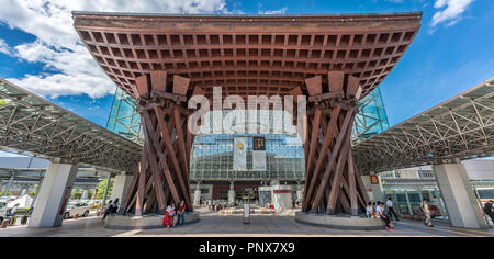 Tsuzumimon ou TSUZUMI-mon Drum Gate et Motenashi (bienvenue) Dome à l'entrée est de la gare JR Kanazawa. Kanazawa, préfecture d'Ishikawa, Japon Banque D'Images