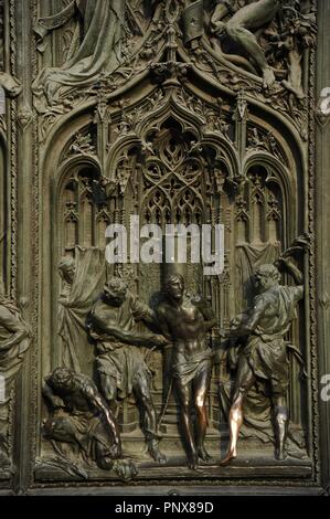 L'Italie. La cathédrale de Milan. Détail de la porte. La flagellation du Christ. Le bronze. 16ème-17ème siècle. Banque D'Images