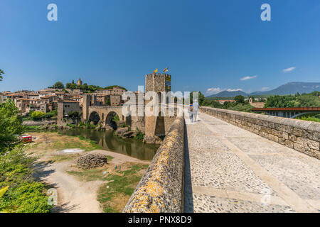 Besalu, Catalogne, Espagne - le 29 juillet 2018 : les touristes marcher le long de vieux pont de style roman à Besalu, célèbre village médiéval à Gérone, Espagne Banque D'Images