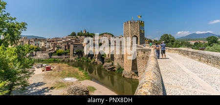 Besalu, Catalogne, Espagne - le 29 juillet 2018 : vue panoramique de touristes prenant des photos de l'ancien pont de Besalu, célèbre village médiéval à Gérone Banque D'Images