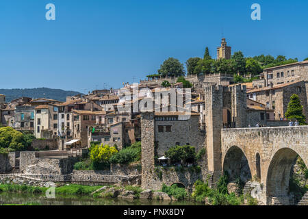 Besalu, Catalogne, Espagne - le 29 juillet 2018 : vue éloignée de la fortification et de vieux pont de Besalu, célèbre village médiéval à Gérone, Espagne Banque D'Images