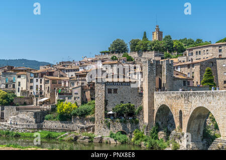 Besalu, Catalogne, Espagne - le 29 juillet 2018 : vue éloignée de la fortification et de vieux pont de style roman à Besalu, célèbre village médiéval à Gérone, Espagne Banque D'Images