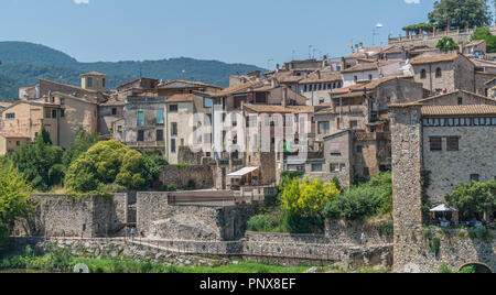 Besalu, Catalogne, Espagne - le 29 juillet 2018 : vue éloignée de la ville fortifiée de Besalu, célèbre village médiéval à Gérone, Espagne Banque D'Images