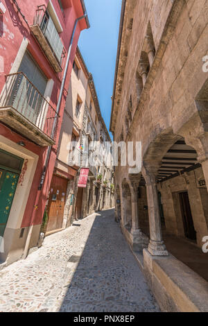 Besalu, Catalogne, Espagne - le 29 juillet 2018 : rues étroites de Besalu, célèbre village médiéval à Gérone, Espagne Banque D'Images