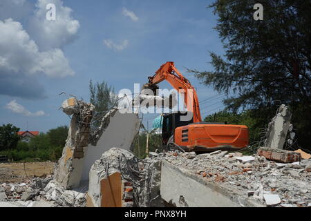 Excavateur hydraulique machines backoe travaillant sur le site de la démolition Banque D'Images