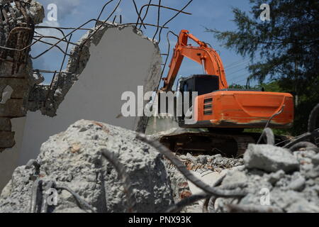 Excavateur hydraulique machines backoe travaillant sur le site de la démolition Banque D'Images