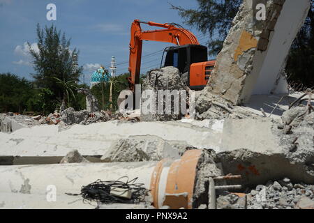 Excavateur hydraulique machines backoe travaillant sur le site de la démolition Banque D'Images