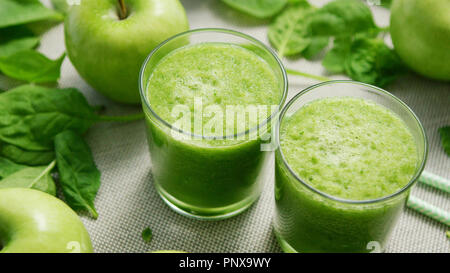 Des tasses avec smoothie vert sur la table Banque D'Images