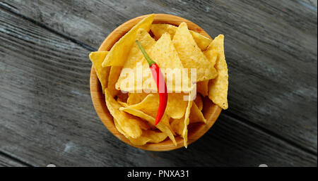 Bol de croustilles de maïs et de piment Banque D'Images