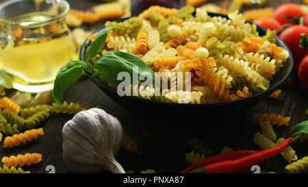 Grand bol de macaronis et de légumes Banque D'Images