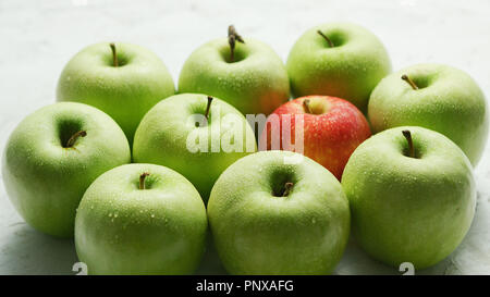 La pomme verte avec des tas de rouge Banque D'Images