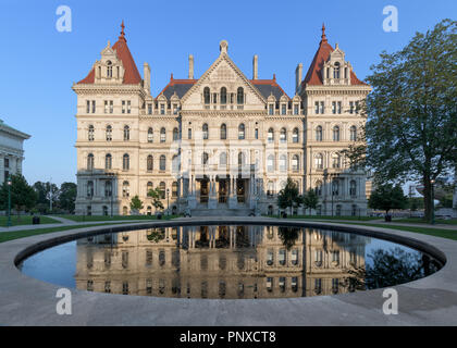 New York State Capitol building et sa réflexion à partir du Parc du Capitole à Albany, New York Banque D'Images