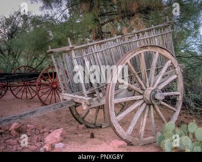 Panier en bois ancien avec les grandes roues à Sedona, Arizona. Banque D'Images