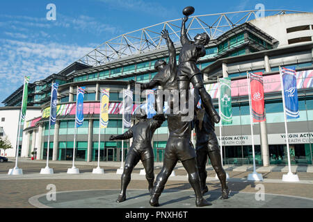 Gerald Laing, sculpture en bronze représentant un alignement de rugby, à l'extérieur le stade de rugby de Twickenham, London, Middlesex, Angleterre Banque D'Images