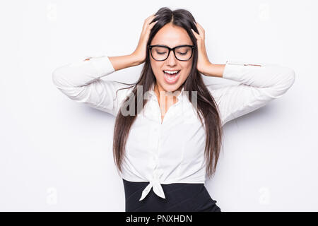 Frustré et a souligné young businesswoman in suit. Belle jeune femme isolée sur fond blanc. Banque D'Images