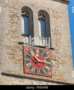 Vue partielle de la tour de l'église Saint Maurice (allemand : église paroissiale Saint Maurice) dans la ville de Zürich, Suisse. Banque D'Images