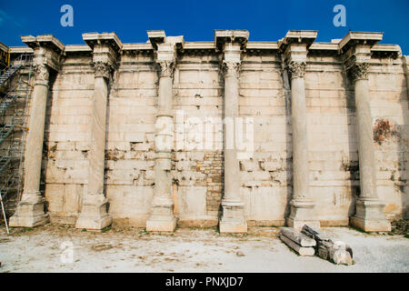 L'ancien mur préservé avec rangée de colonnes situé dans la bibliothèque d'Hadrien, site archéologique d'Athènes, Grèce Banque D'Images