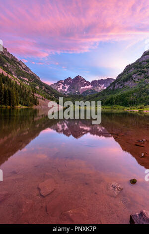 Au coucher du soleil pourpre Maroon Bells - un coucher de soleil pourpre du printemps à Maroon Lake, avec Maroon Bells s'élevant à la rive, Aspen, Colorado, USA. Banque D'Images