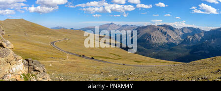 Trail Ridge Road - une vue panoramique vue de soir Trail Ridge Road serpentant à travers la toundra alpine à vaste haut de Rocky Mountain National Park, CO, États-Unis d'Amérique. Banque D'Images