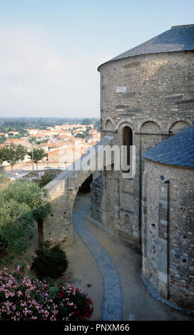 La France. Pyrénées-orientales. Roussillon province. Elne. Cathédrale. Elle a été consacrée en 1069, au cours de la Croisade d'Aragon. Vue de l'abside semi-circulaire avec boutant. Banque D'Images