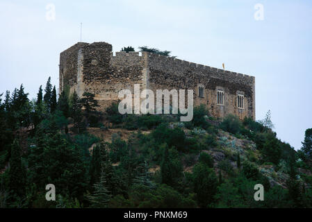 La France. Pyrénées-orientales. Occitanie Région. Castelnou. Château de Castelnou. Son plan pentagonal irrégulier suit l'éperon rocheux sur lequel il a été construit, cette position élevée offrant la défense contre les attaques ennemies. 10e siècle. Banque D'Images