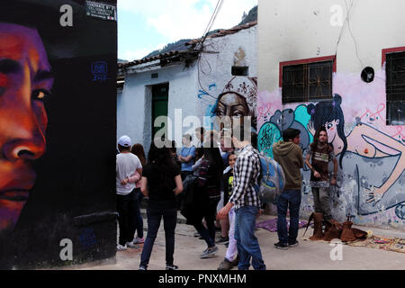 Bogotá, Colombie - 28 mai 2017 : vu les personnes entrant ou sortant de la rue connue sous le nom de Calle del Embudo où il se connecte à l'Chorro de Quevedo. Banque D'Images