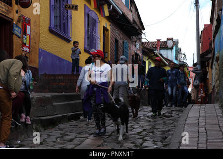 Bogotá, Colombie - 28 mai 2017 : l'ensemble de la fin de la populaire rue appelée la Calle del Embudo dans le quartier historique de La Candelaria. Banque D'Images