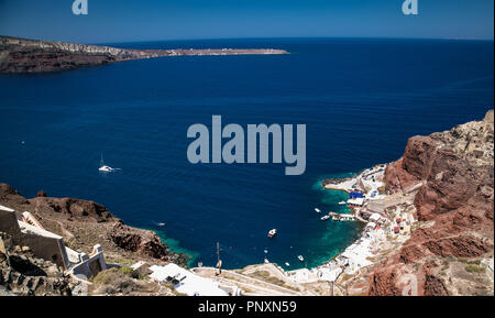 Santorin, GRÈCE - 15 juin 2016 : Port de Oia village , funiculaire et des ânes pour le transport routier les touristes depuis le port jusqu'à la ville de Fira Jun Banque D'Images