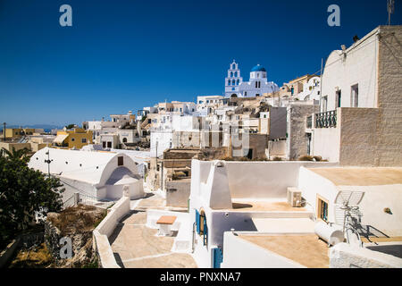Vue panoramique sur l'église dans le centre du village grec à l'Emporio l'île de Santorin, Grèce. Banque D'Images