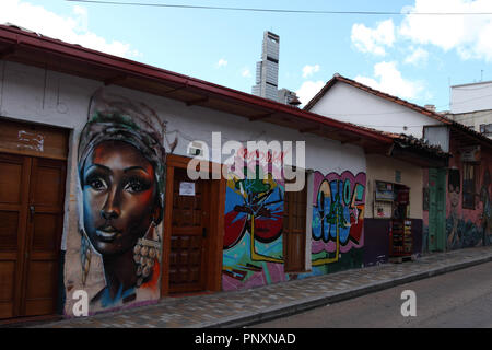 Bogotá, Colombie - 28 mai 2017 : Quelques colombiens à pied passé certains Street Art et Graffiti dans le quartier historique de La Candelaria. Banque D'Images