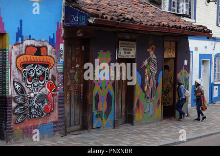 Bogotá, Colombie - 28 mai 2017 : Certains Colombiens sont vus entrant local une boutique dans le populaire quartier de La Candelaria, historique de la capitale des Andes. Banque D'Images