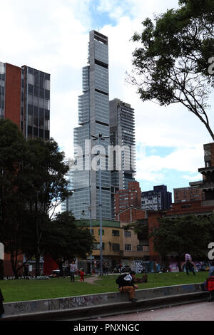 Bogota, Colombie - La Tour qui est l'hôtel Bacatá le plus haut bâtiment de la Colombie en vue de la zone de las aguas près du Parque de las Periodista Banque D'Images