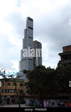 Bogota, Colombie - La Tour qui est l'hôtel Bacatá le plus haut bâtiment de la Colombie en vue de la zone de las aguas près du Parque de las Periodista Banque D'Images