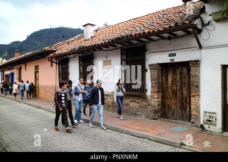 Bogota, Colombie - janvier 27, 2017 : Quelques personnes marcher jusqu'à l'un colombien des rues dans le quartier historique de La Candelaria de Bogota. Banque D'Images