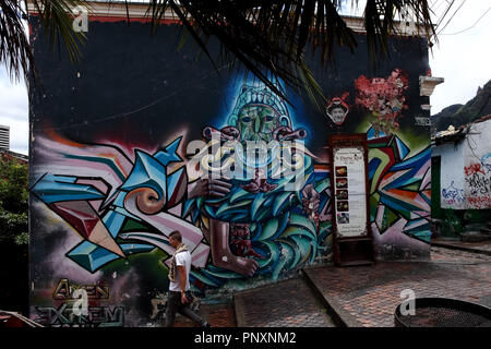 Bogota, Colombie - le 20 juillet 2016 : Un Colombien local passe devant une grande fresque sur la Plaza del Chorro de Quevedo dans le quartier historique de La Candelaria Banque D'Images