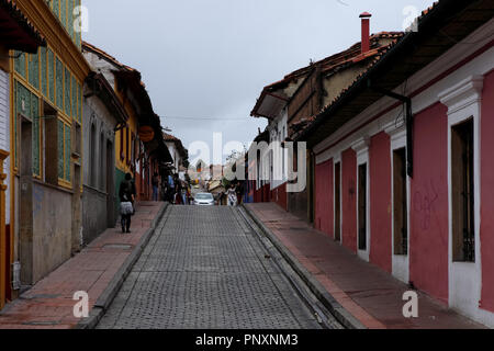 Bogota, Colombie - le 20 juillet 2016 : Quelques colombiens à pied à travers le quartier historique de La Candelaria dans la capitale de Bogota. Banque D'Images