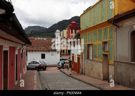 Bogota, Colombie - Juillet 20, 2016 : l'un des rues dans le quartier de La Candelaria qui mène à la Plaza del Chorro de Quevedo. Banque D'Images