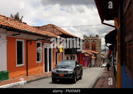 Bogota, Colombie - le 20 juillet 2016 : Un peu de lumière sur les rues étroites de la circulation dans le quartier de La Candelaria dans la capitale de Bogota. Banque D'Images