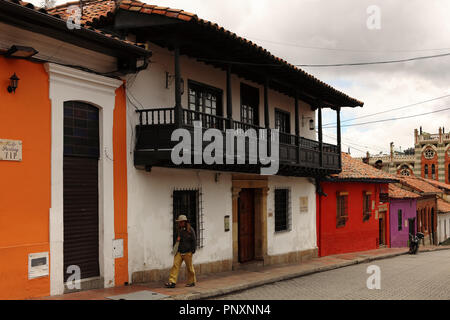 Bogotá, Colombie - 20 juillet 2016 : à la recherche d'une des rues étroites du quartier historique de La Candelaria de Bogota. Banque D'Images