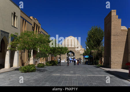 Boukhara, Ouzbékistan - 27 août 2016 : scène de l'ancienne rue et place du vieux marché à Boukhara. Banque D'Images