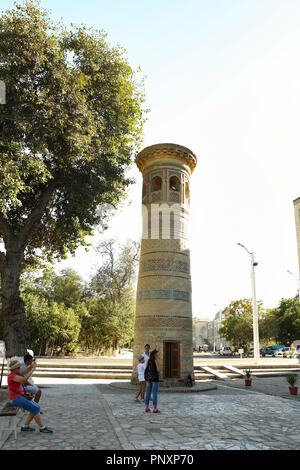 Boukhara, Ouzbékistan - 27 août 2016 : les voyageurs à prendre des photos et passer leur temps sur le site de Balyand mosquée. Banque D'Images