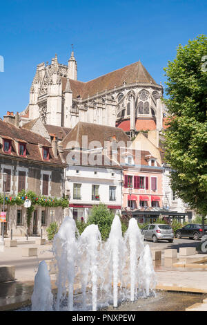 Fontaines par la rivière avec la cathédrale en arrière-plan, Auxerre, Bourgogne, France, Europe Banque D'Images